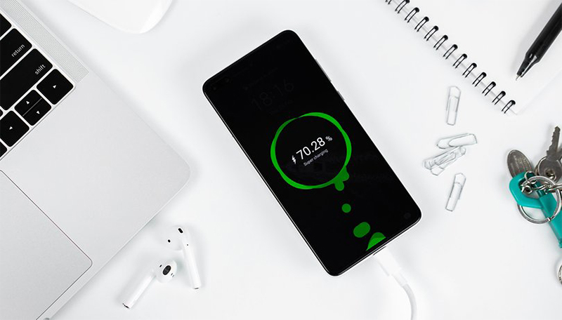 Nên sạc pin khi điện thoại đã báo pin yếu